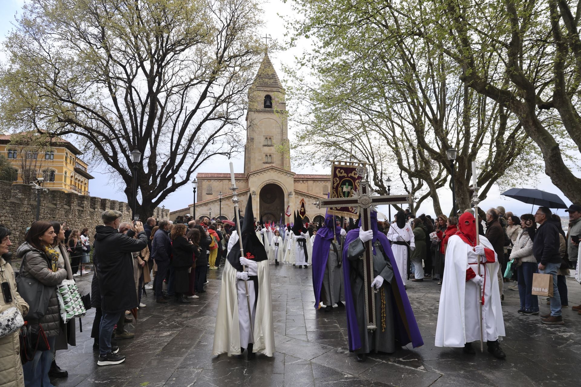 La lluvia obliga a cancelar la procesión del Silencio en Gijón
