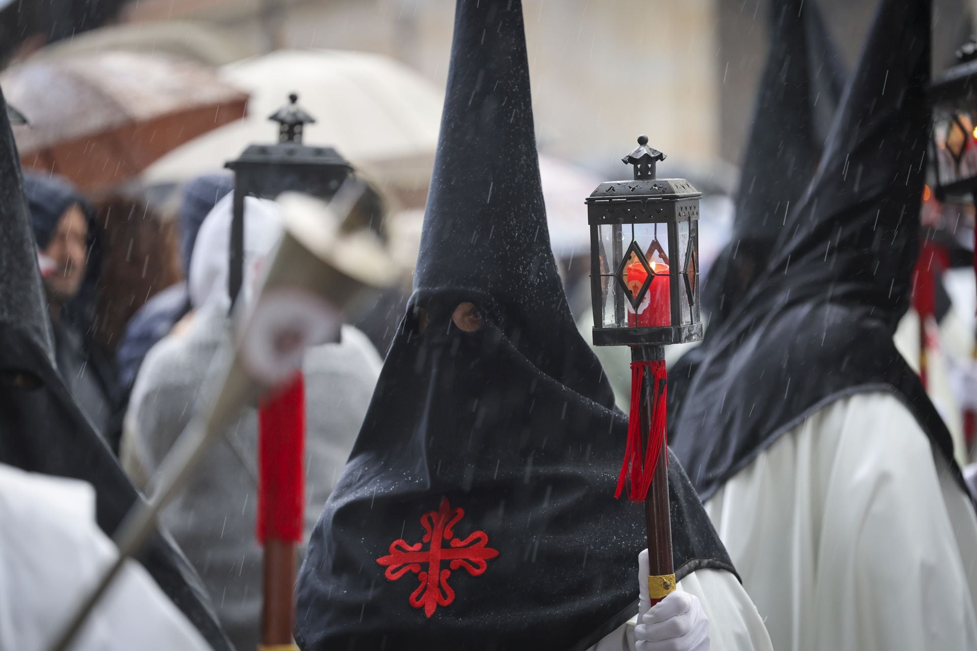 La lluvia obliga a cancelar la procesión del Silencio en Gijón