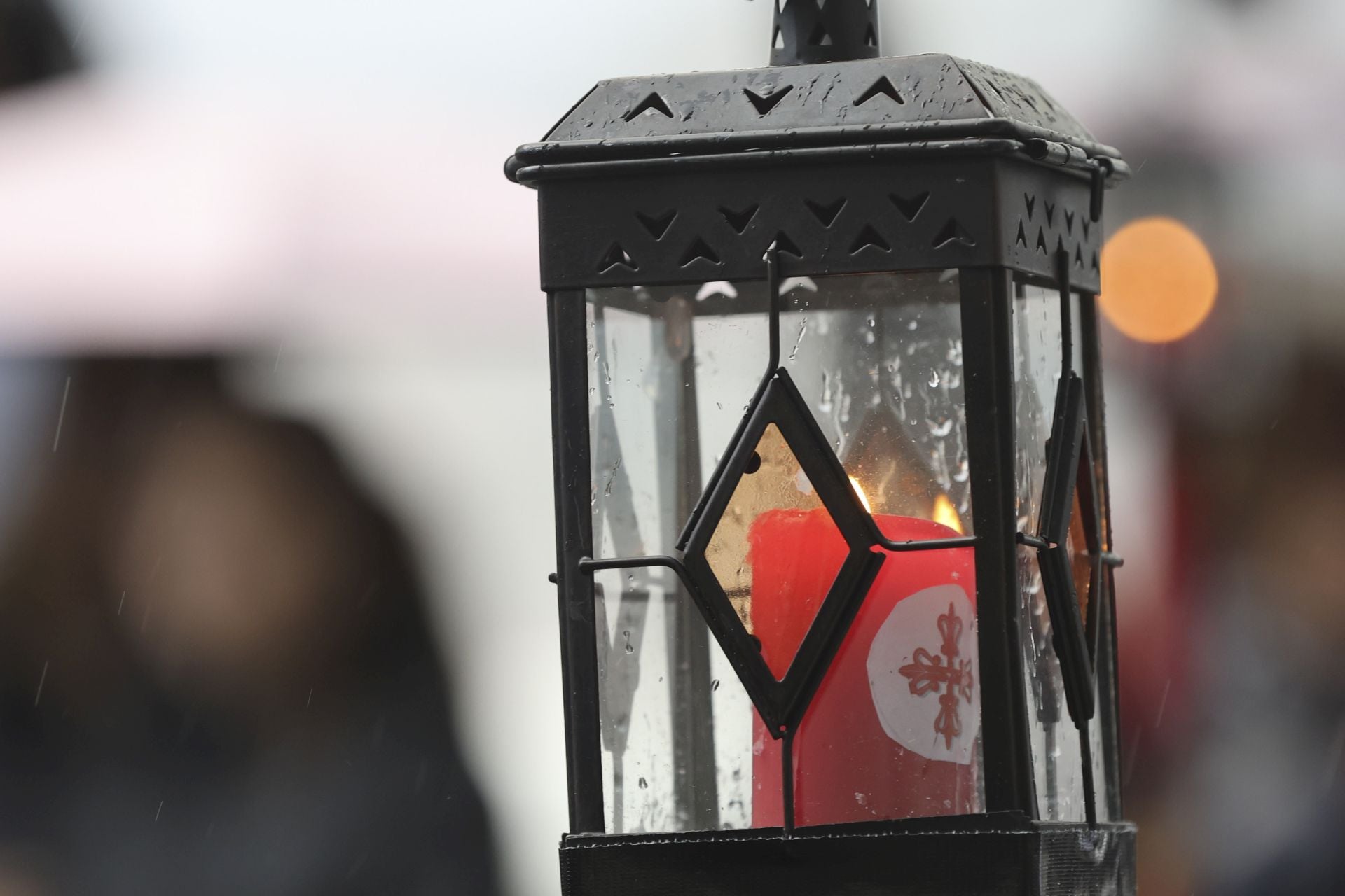 La lluvia obliga a cancelar la procesión del Silencio en Gijón