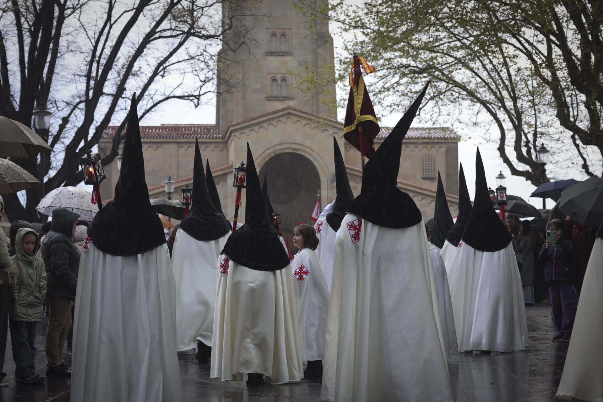 La lluvia obliga a cancelar la procesión del Silencio en Gijón
