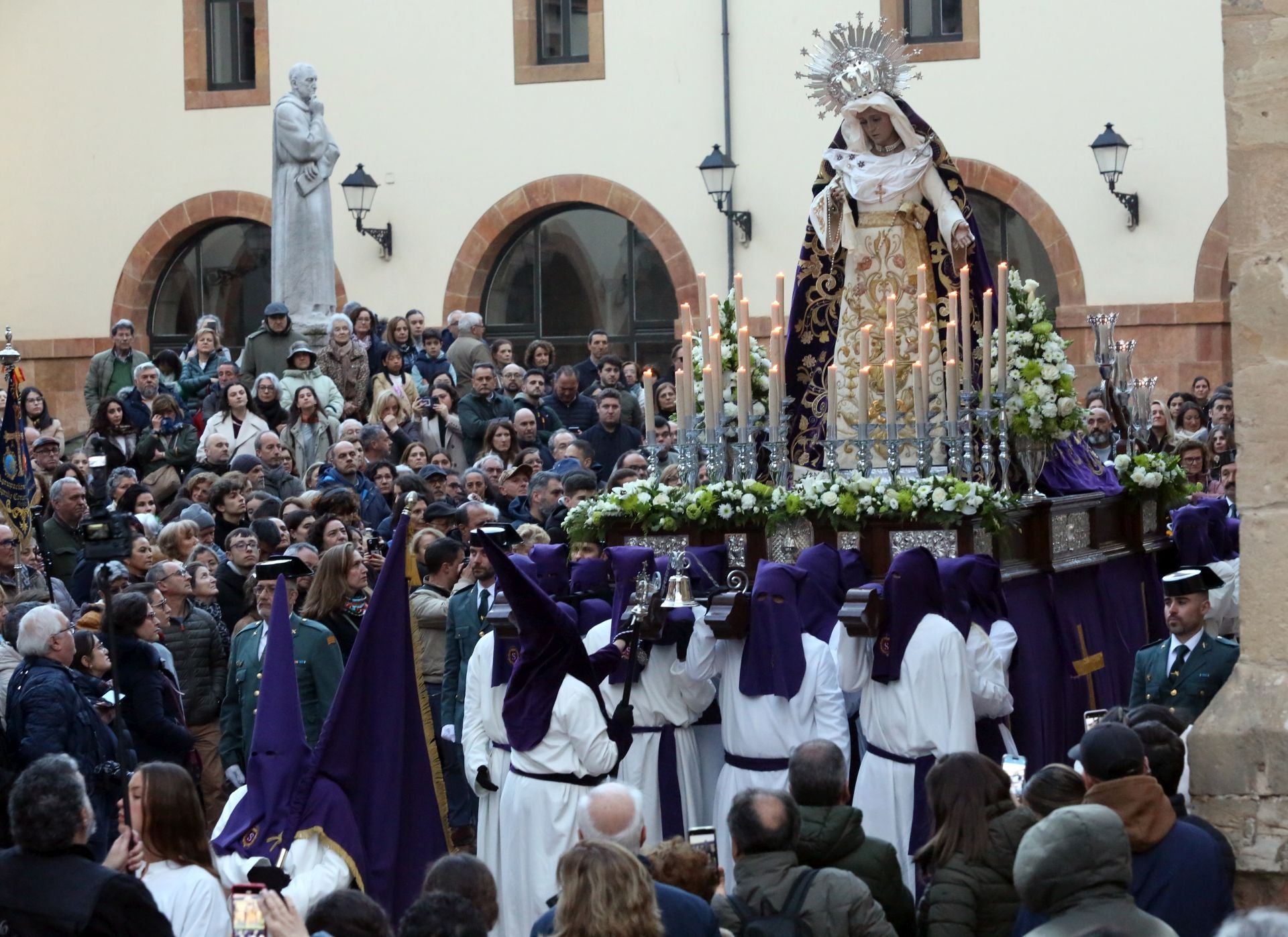 La procesión del Silencio se extiende por Oviedo