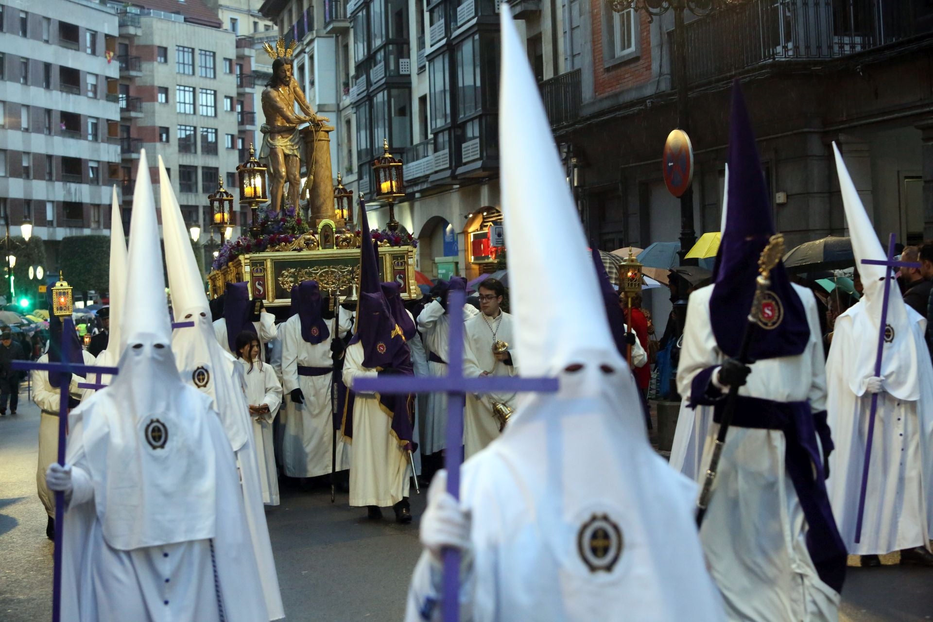 La procesión del Silencio se extiende por Oviedo