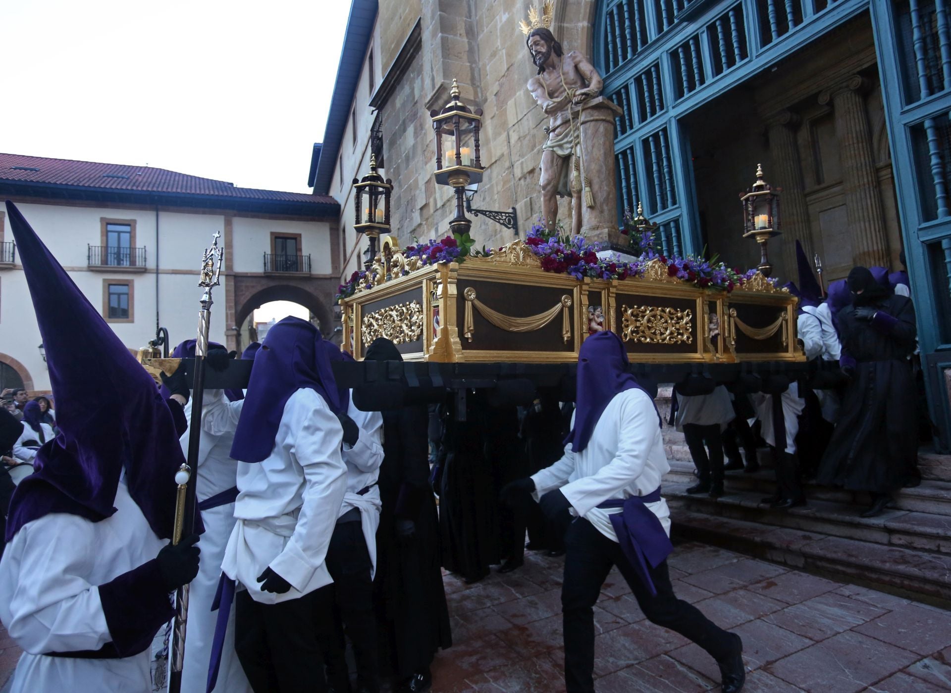 La procesión del Silencio se extiende por Oviedo