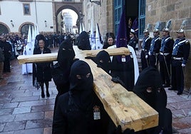 La procesión del Silencio se extiende por Oviedo