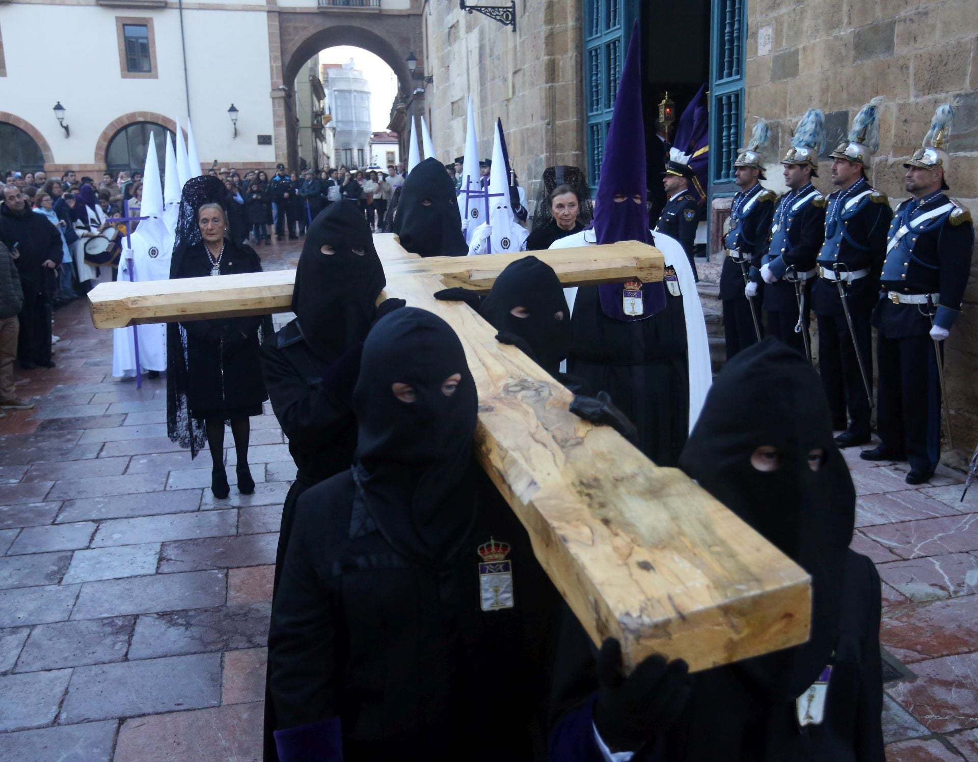La procesión del Silencio se extiende por Oviedo
