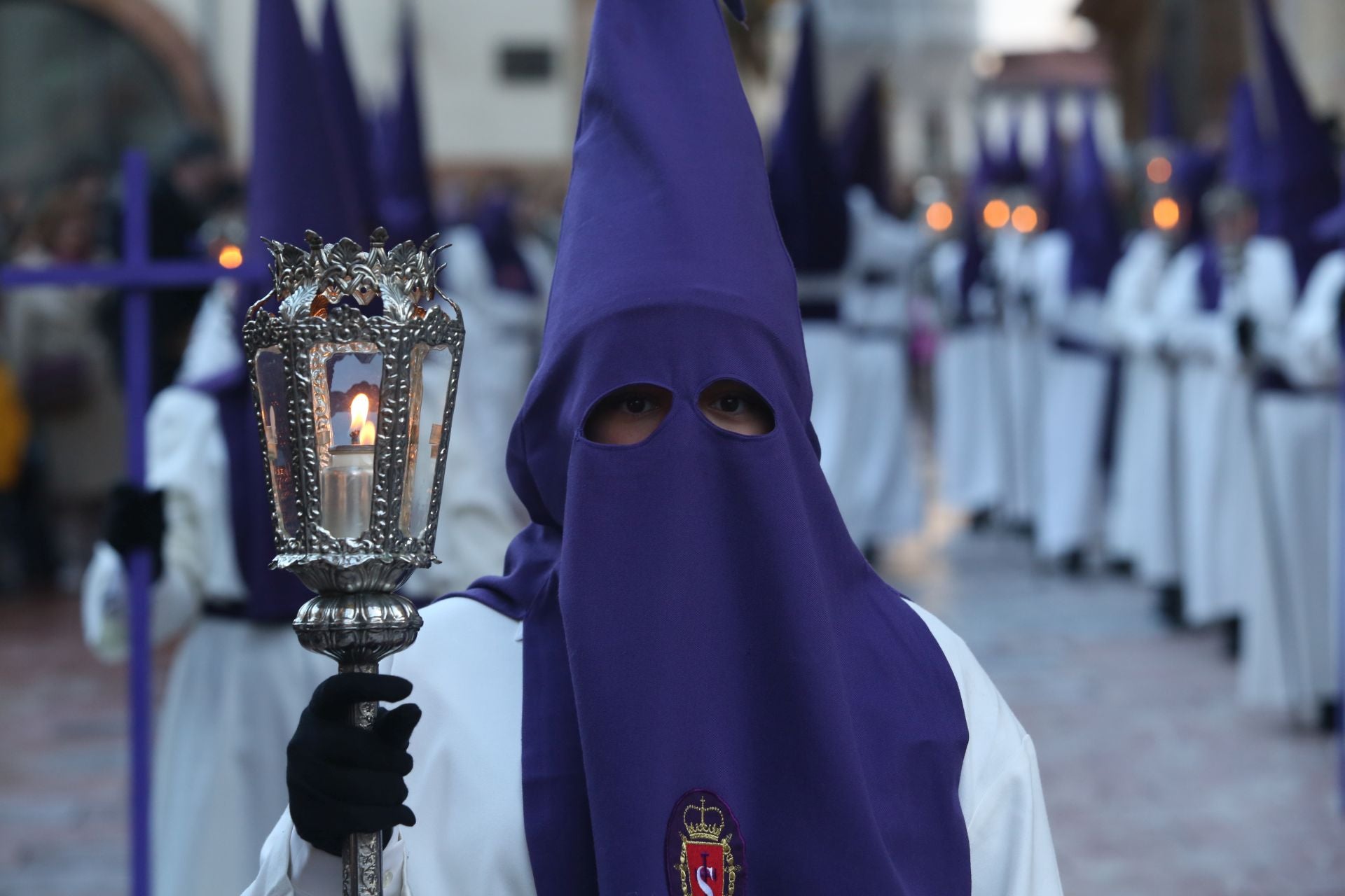 La procesión del Silencio se extiende por Oviedo