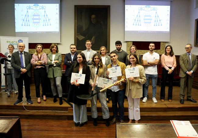 Los alumnos del colegio San Ignacio-Jesuitas de Oviedo, en primer plano, con la pala que los hizo merecedores del primer premio.
