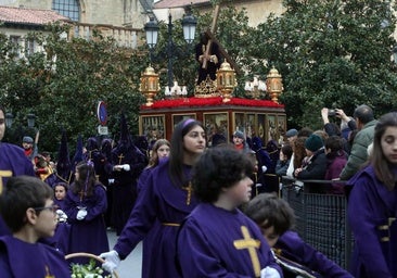 El Nazareno aligera el paso contra la lluvia en Oviedo