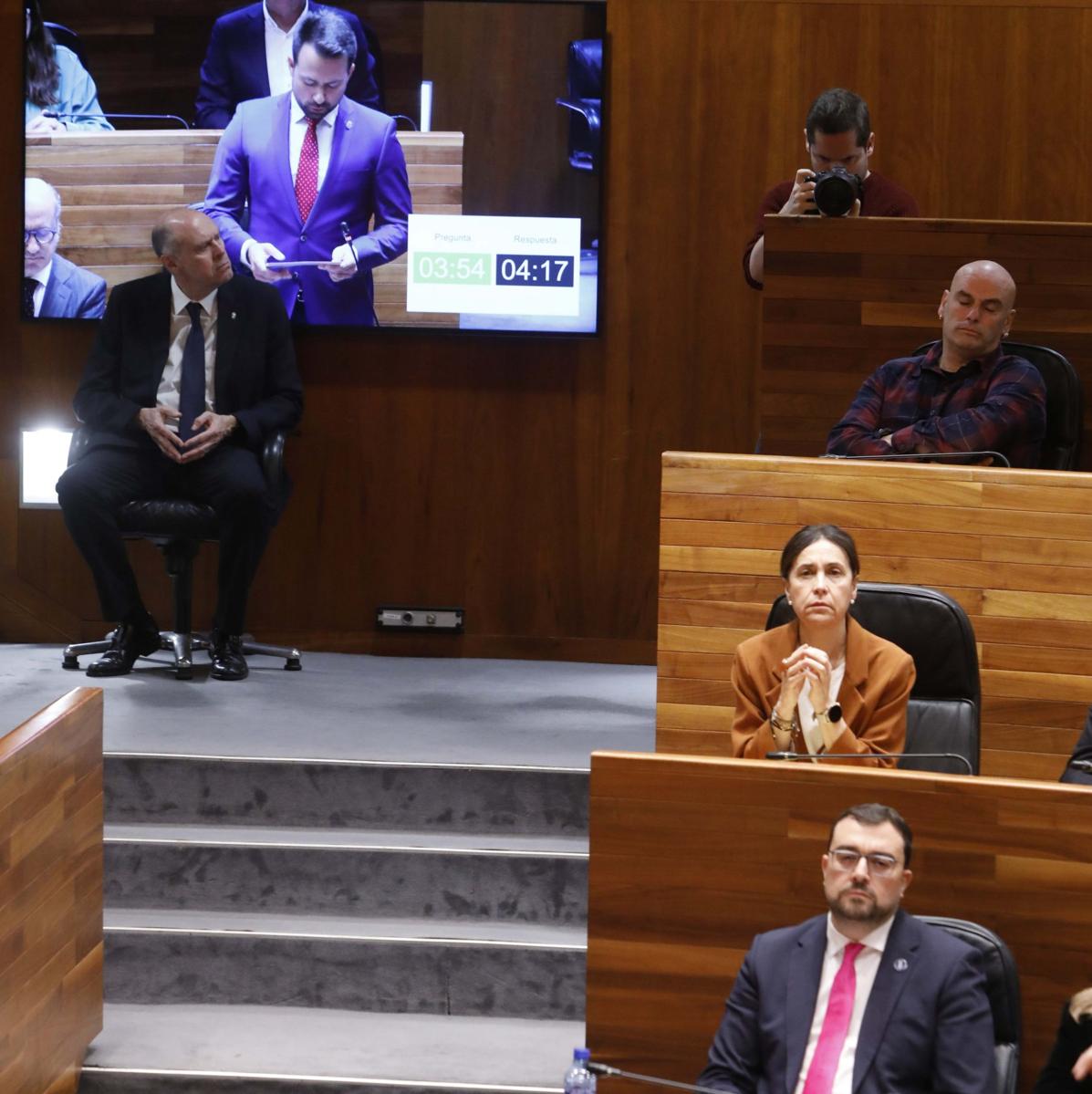 Adrián Barbón sigue la intervención, desde su escaño, del líder del PP de Asturias, Álvaro Queipo.