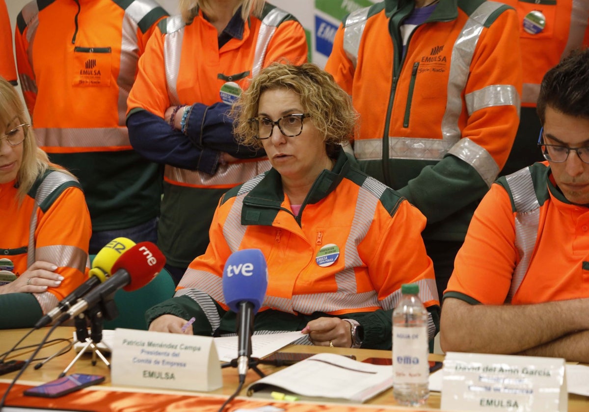 La presidenta del comité de empresa de Emulsa, Patricia Menéndez Campa, y el secretario del mismo, David del Amo García, en la rueda de prensa del martes.
