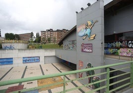 La entrada al Palacio de los Niños, lleno de pintadas.