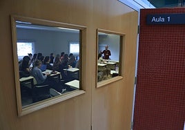 Alumnado en una de las aulas de la Facultad de Enfermería de Gijón.