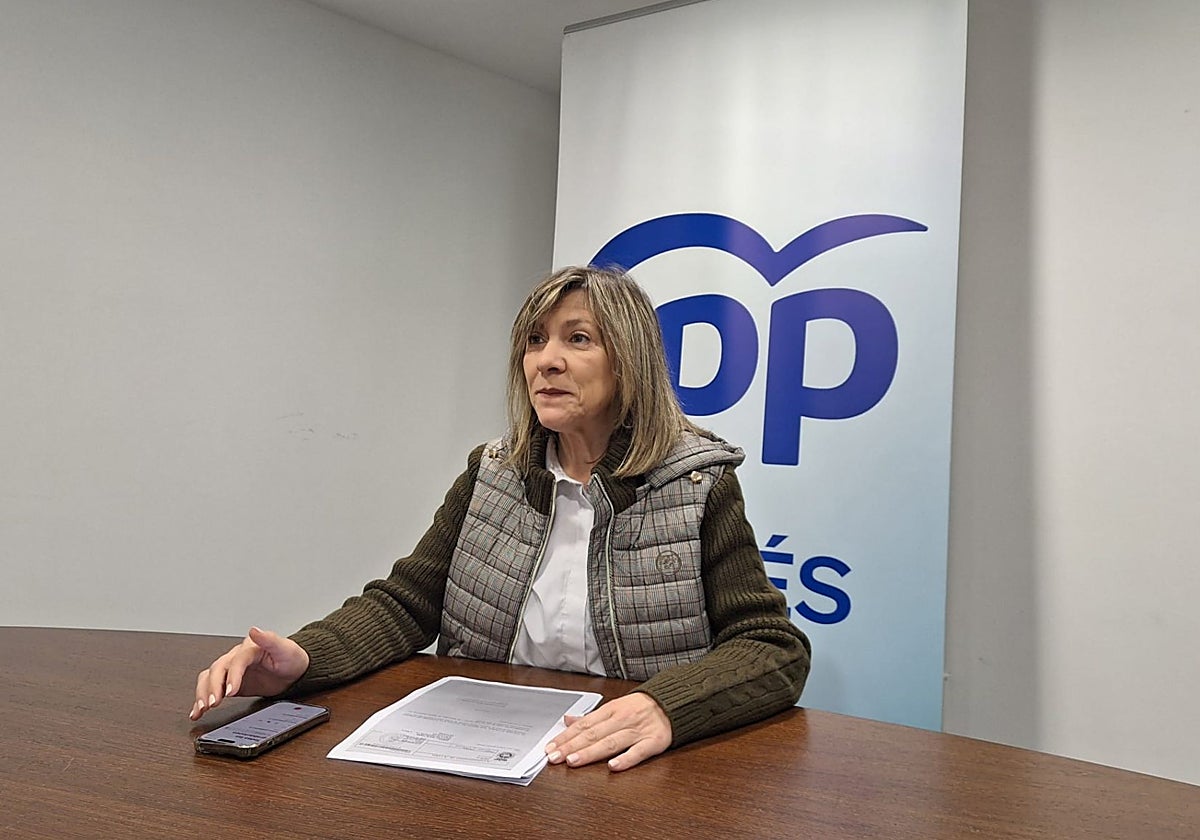 La portavoz del PP de Avilés, Esther Llamazares, denunció la denuncia contra la alcaldesa en una rueda de prensa.