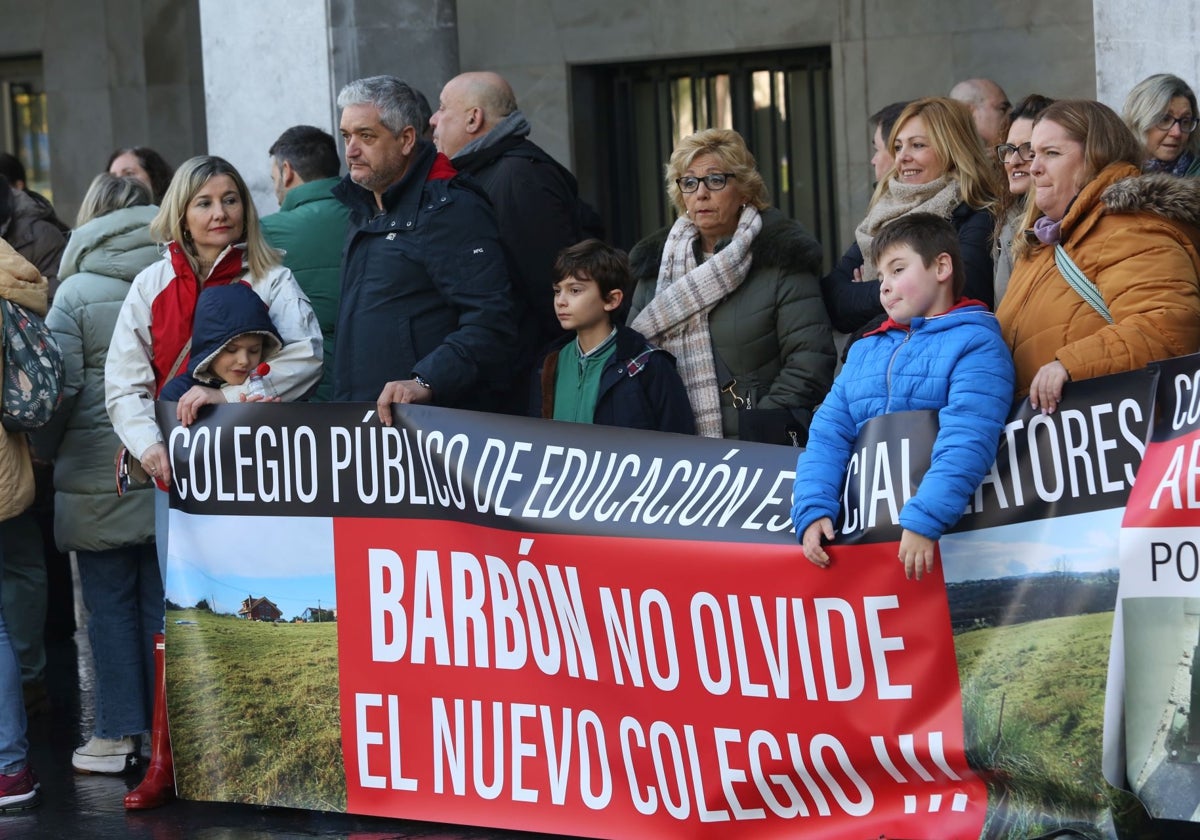 Las familias reúnen 13.000 firmas exigiendo adecuar el «decadente» colegio de Latores de Oviedo