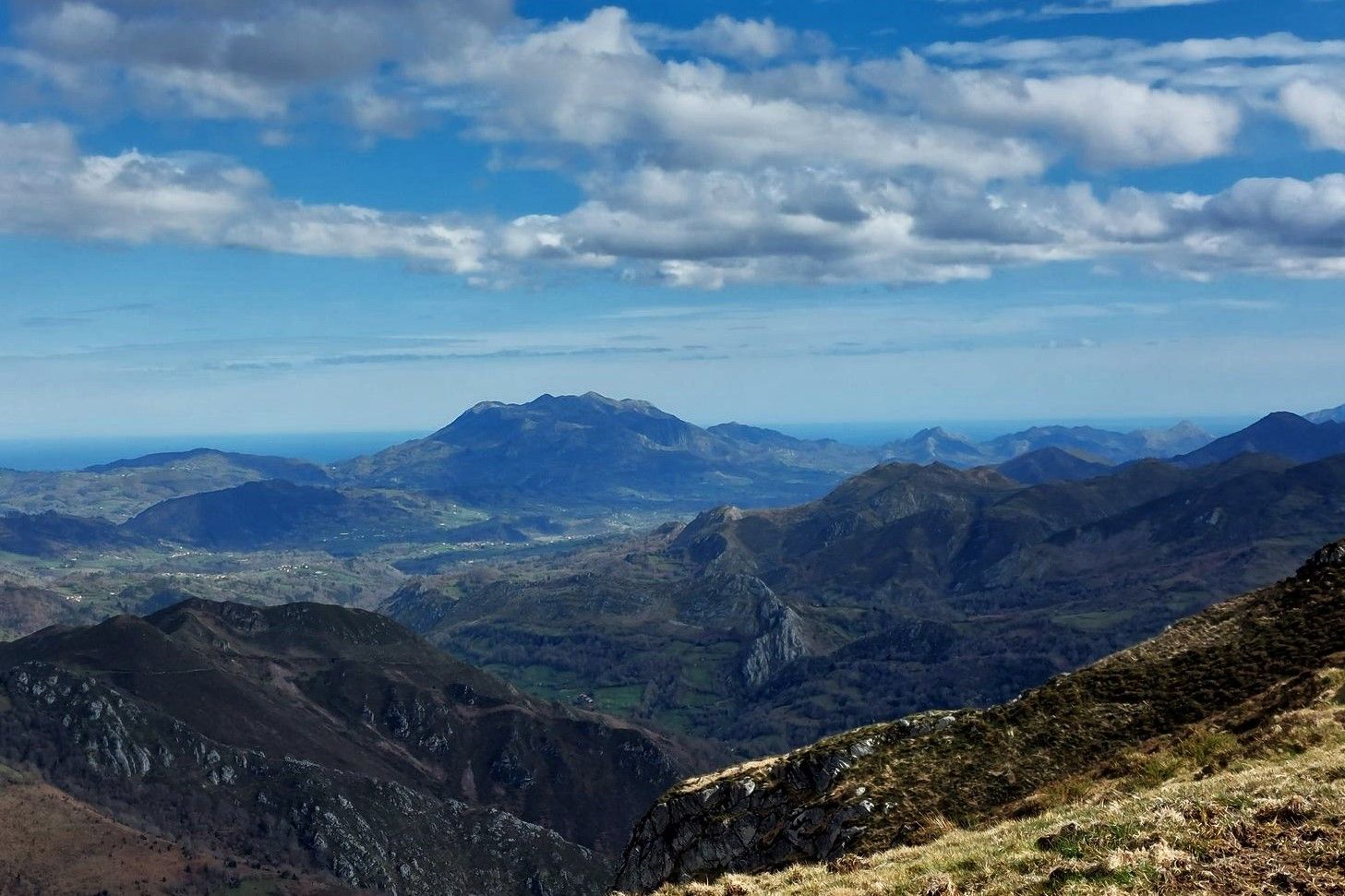 Collau Lechugueru, un balcón imponente hacia la sierra del Sueve.