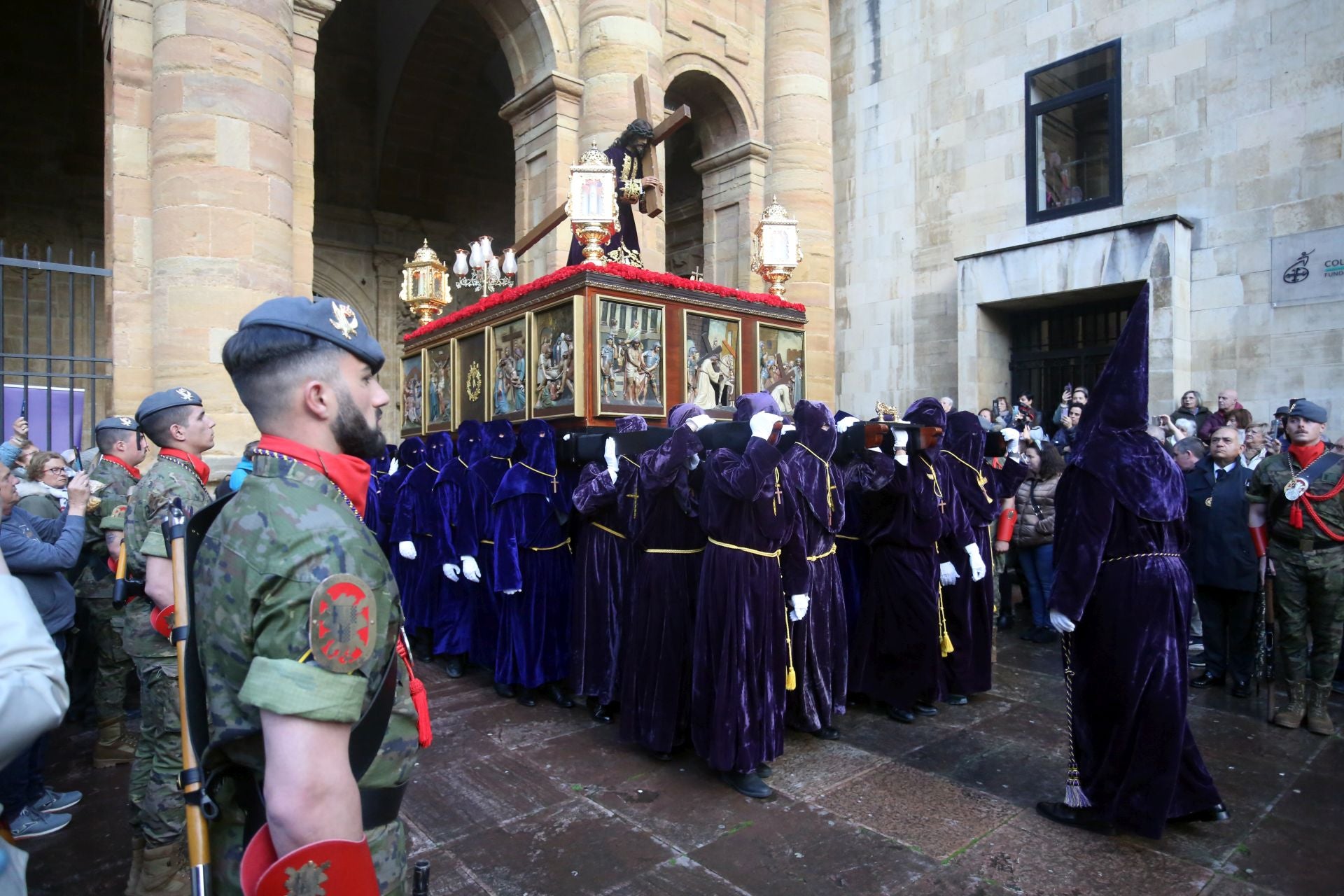 Procesión de la Hermandad y Cofradía de Nuestro Padre Jesús Nazareno de Oviedo