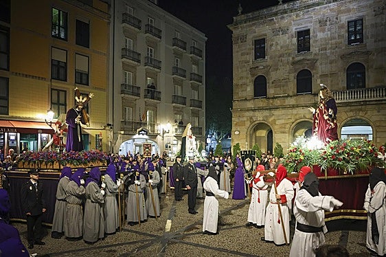 Procesión del encuentro en Gijón.