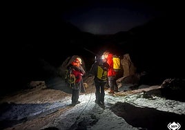 Imagen de la búsqueda del montañero durante la noche.