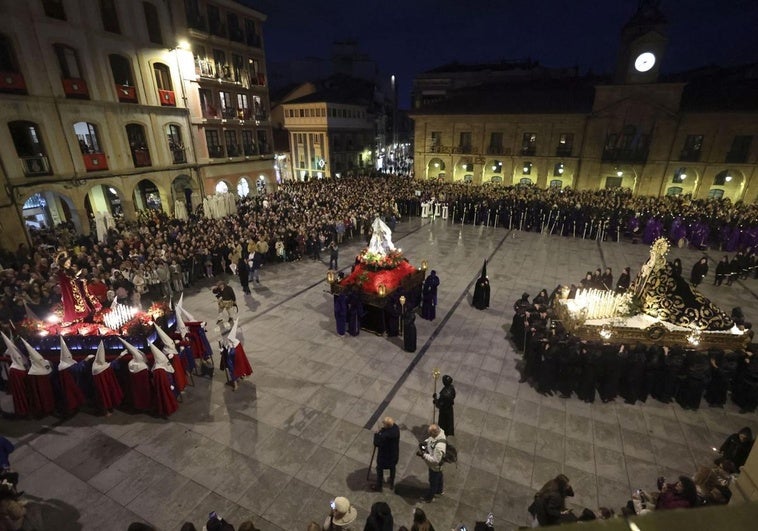 Encuentro de los tres pasos, portados por cada una de las cofradías, en la Plaza de España