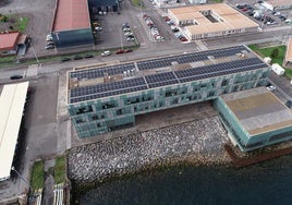 Vista aérea del edificio administrativo de la Autoridad Portuaria de Gijón.