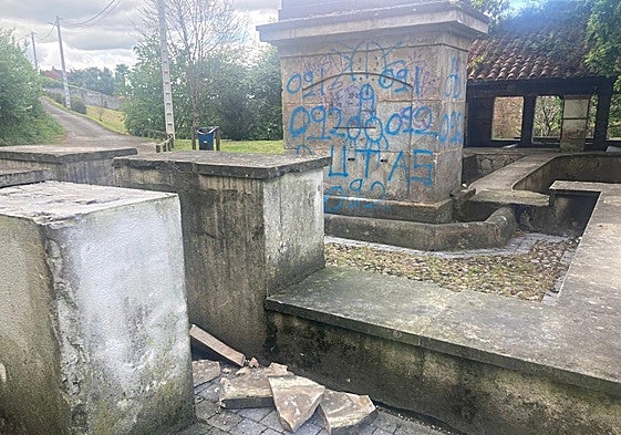Estado que muestra la fuente de Isabel II, en Cabueñes. A las pintadas se suman ahora daños estructurales.