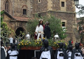 El único paso de la procesión recoge el momento de la entrega de Cristo.