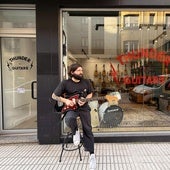 Patricio Duque, frente a su negocio, 'Thunder Guitars', en Gijón.