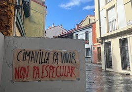 Pancarta contra la especulación en la calle Atocha.