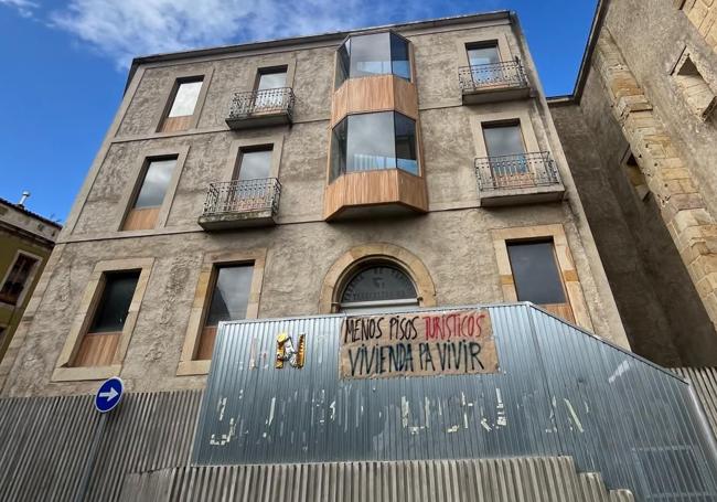 Cartel contra los pisos turísticos en la plaza del periodista Arturo Arias.