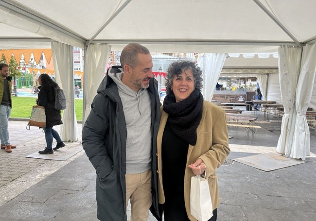 El alcalde, Ángel García, 'Cepi', con la artesana Ana Domínguez, revisando las carpas de venta, en la mañana de este jueves.