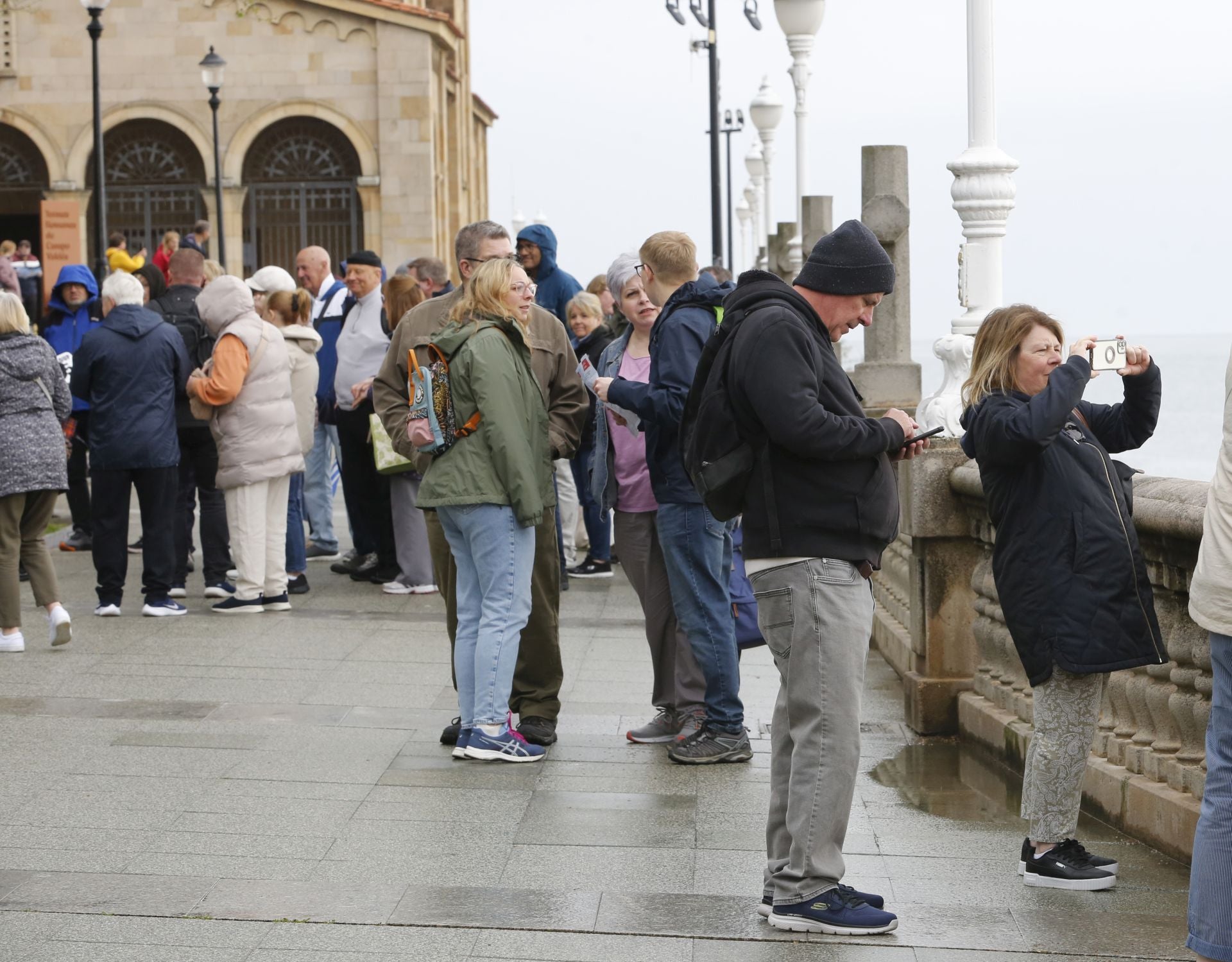 Gijón se llena de británicos con la llegada del primer gran crucero de la temporada