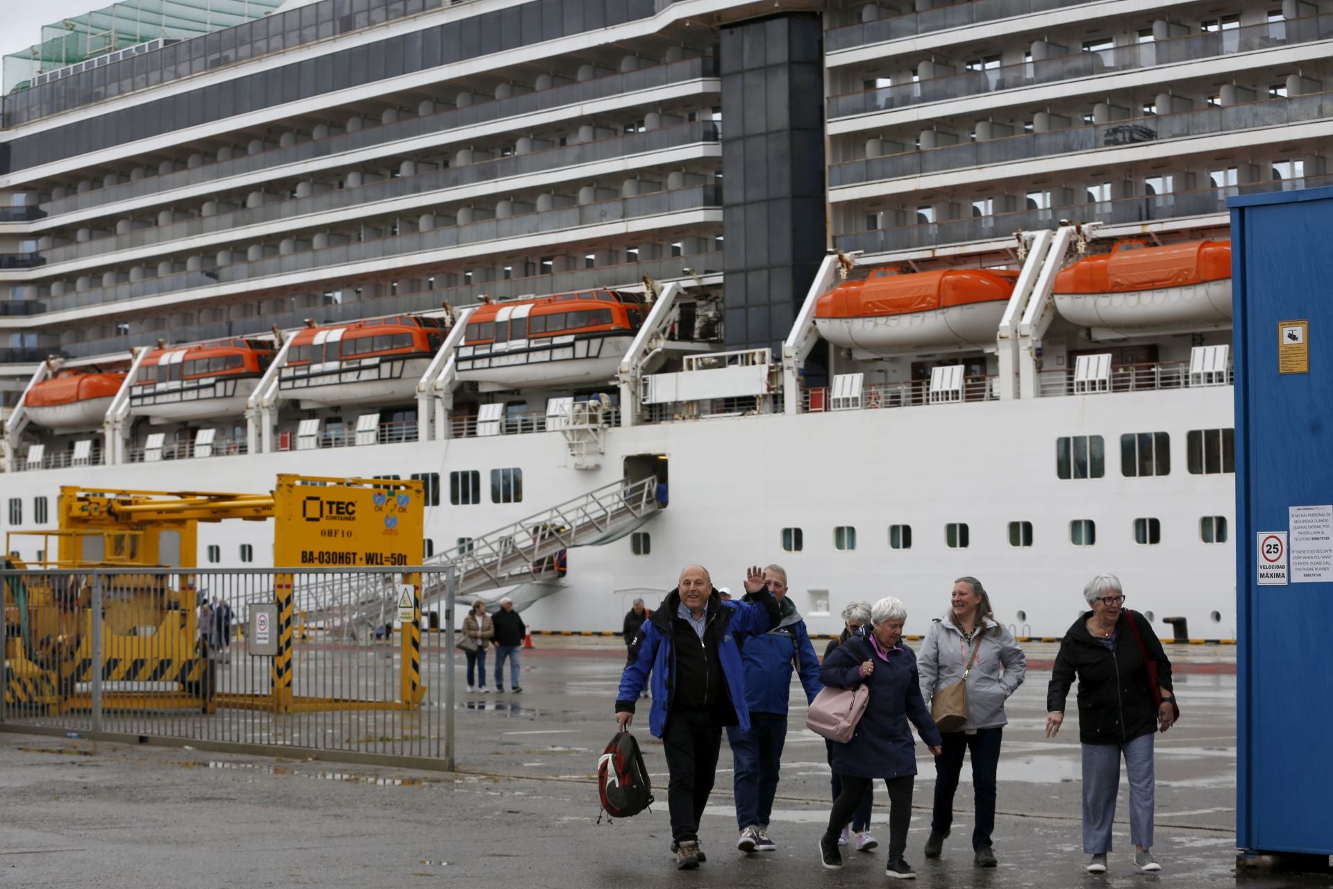 Gijón se llena de británicos con la llegada del primer gran crucero de la temporada