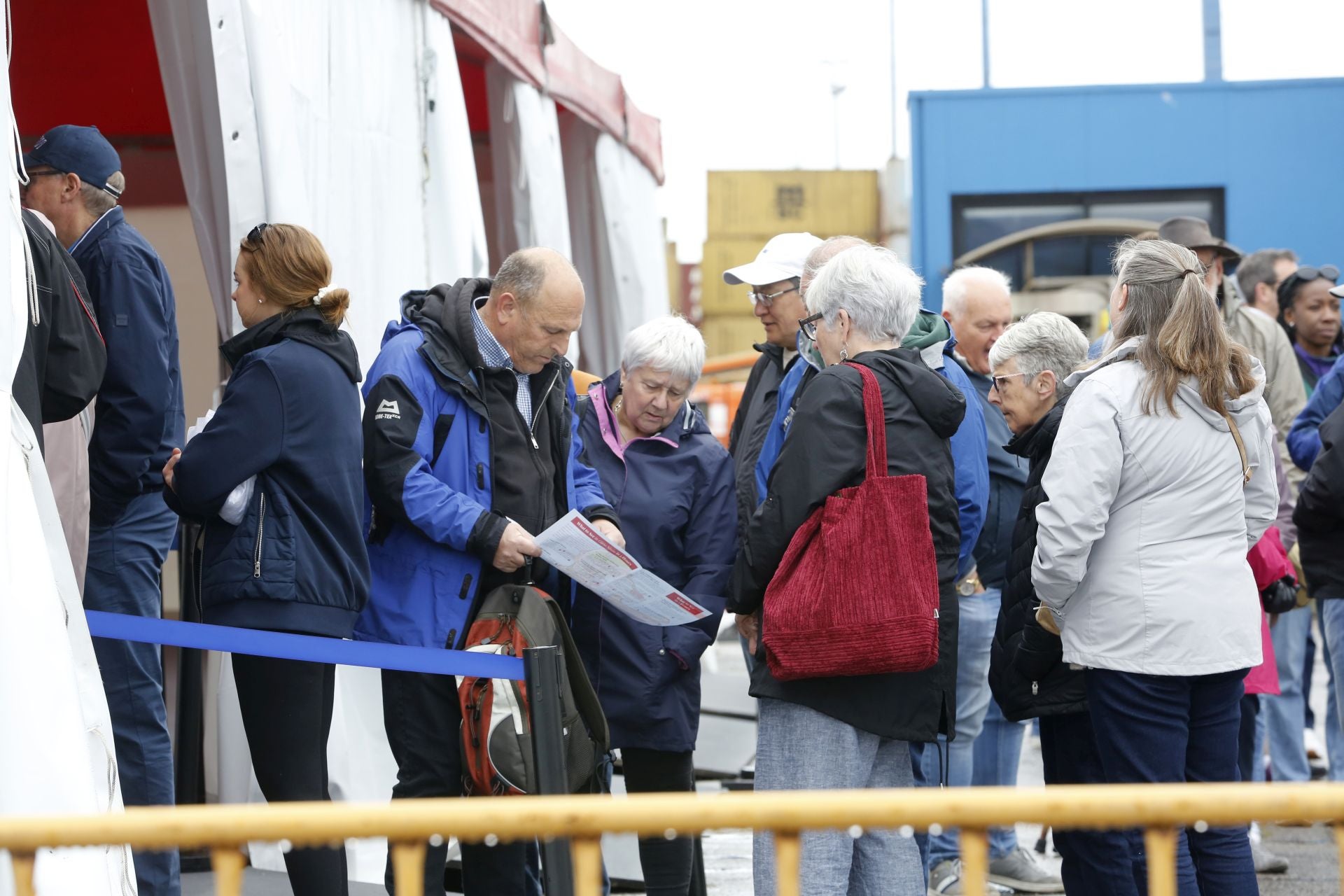 Gijón se llena de británicos con la llegada del primer gran crucero de la temporada
