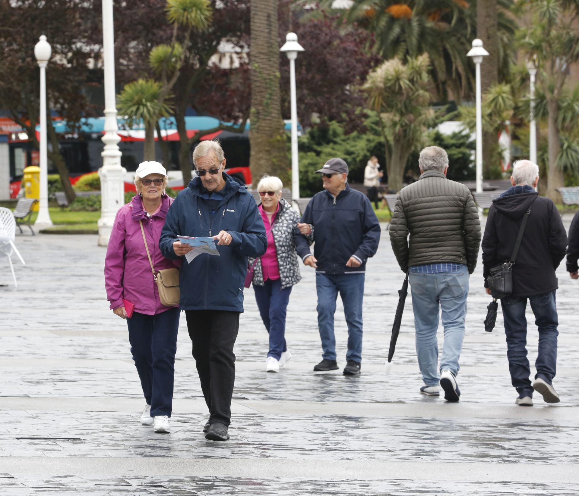 Gijón se llena de británicos con la llegada del primer gran crucero de la temporada