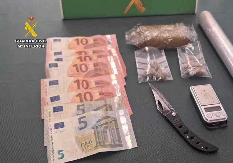 Dinero, droga y utensilios incautados al detenido en Piedras Blancas.