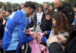 Firma de autógrafos y entrenamiento de los jugadores del Real Oviedo
