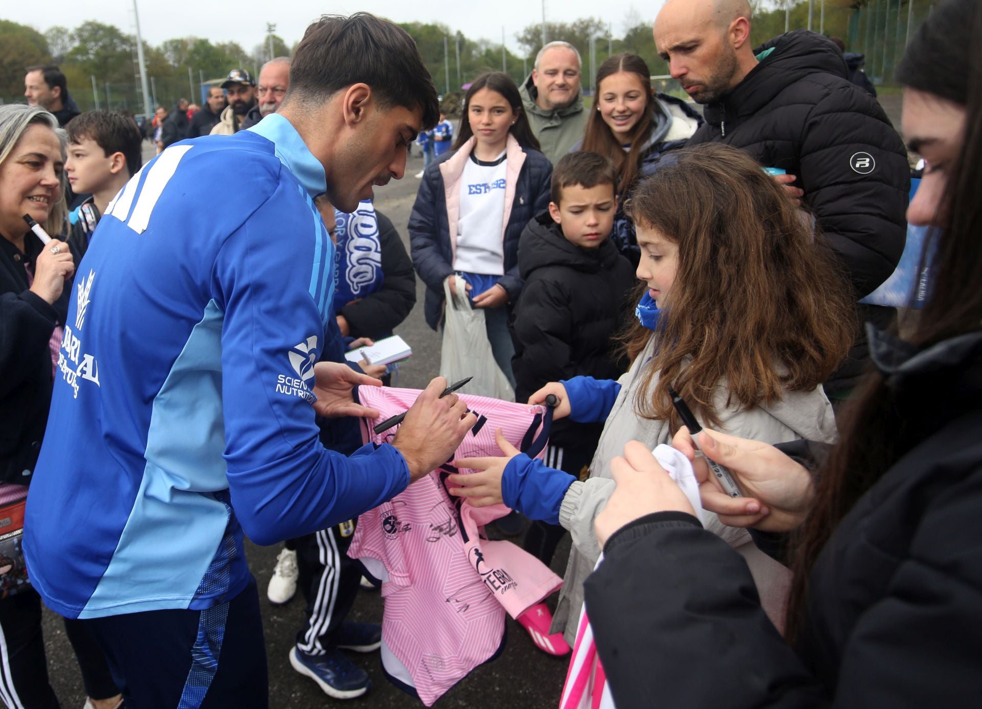Firma de autógrafos y entrenamiento de los jugadores del Real Oviedo