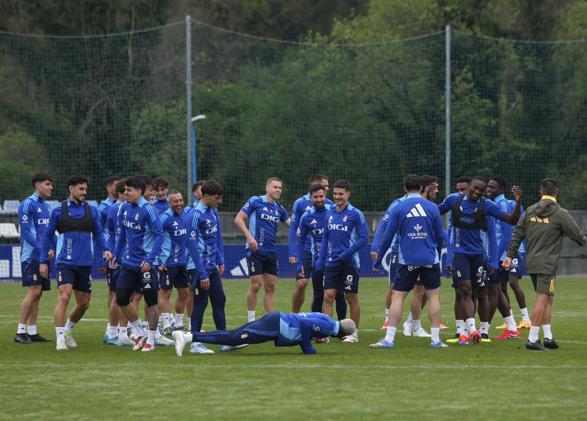 Firma de autógrafos y entrenamiento de los jugadores del Real Oviedo