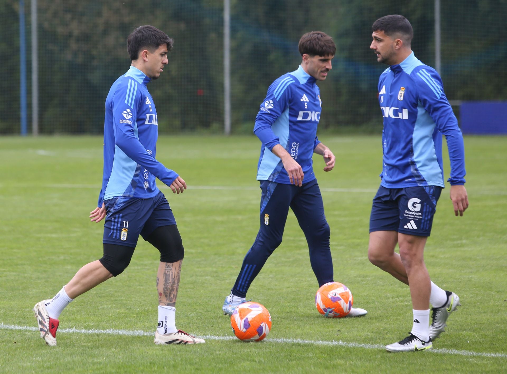 Firma de autógrafos y entrenamiento de los jugadores del Real Oviedo