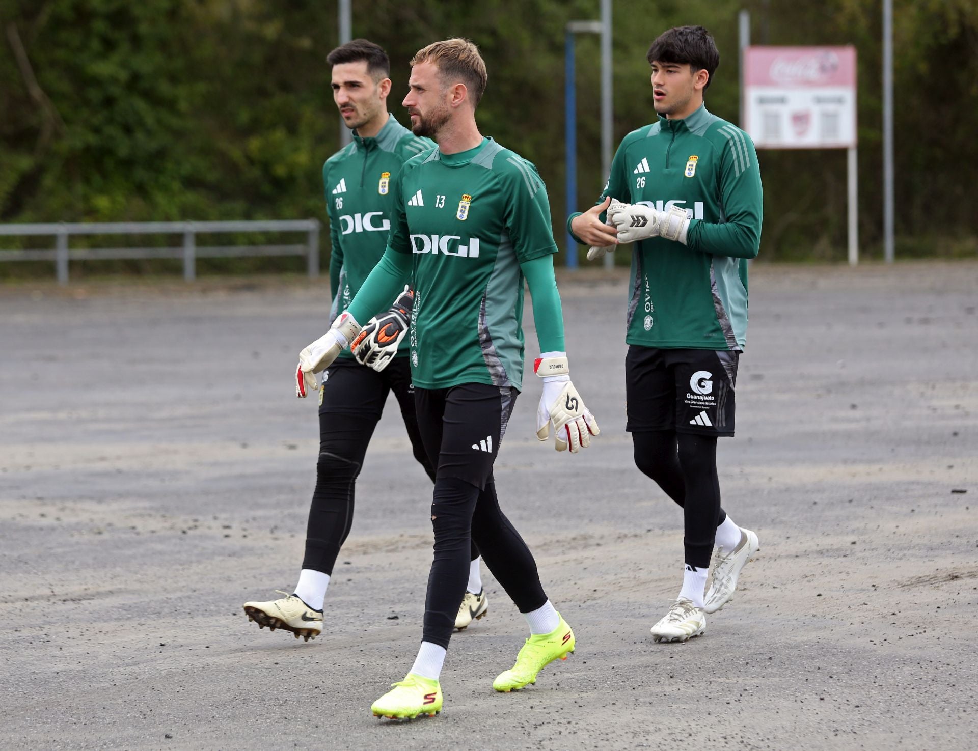 Firma de autógrafos y entrenamiento de los jugadores del Real Oviedo