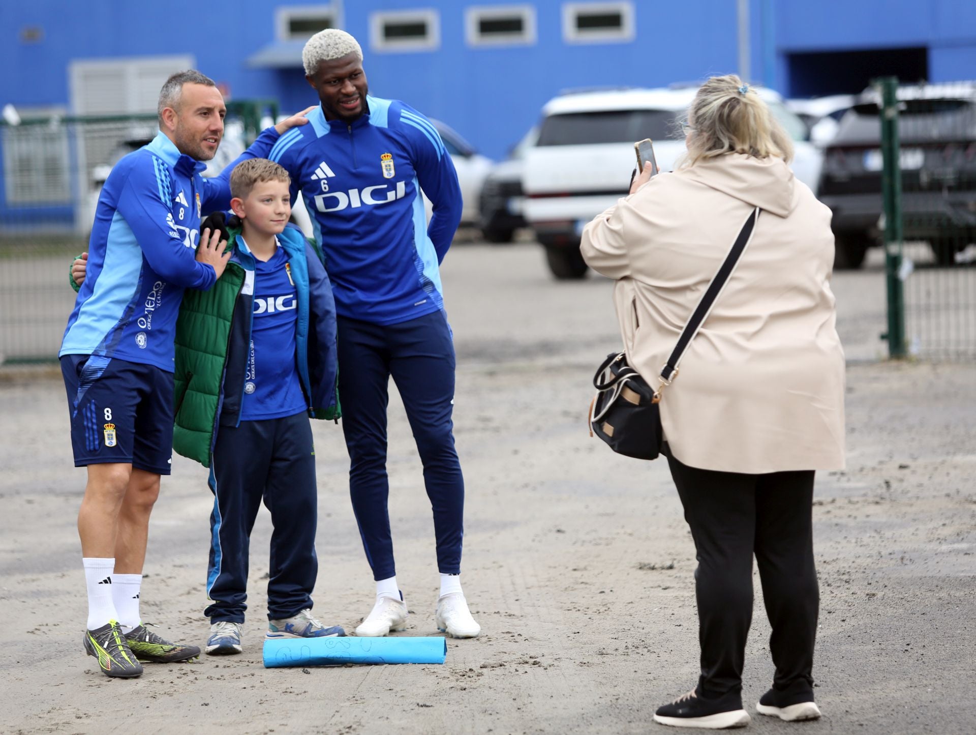 Firma de autógrafos y entrenamiento de los jugadores del Real Oviedo
