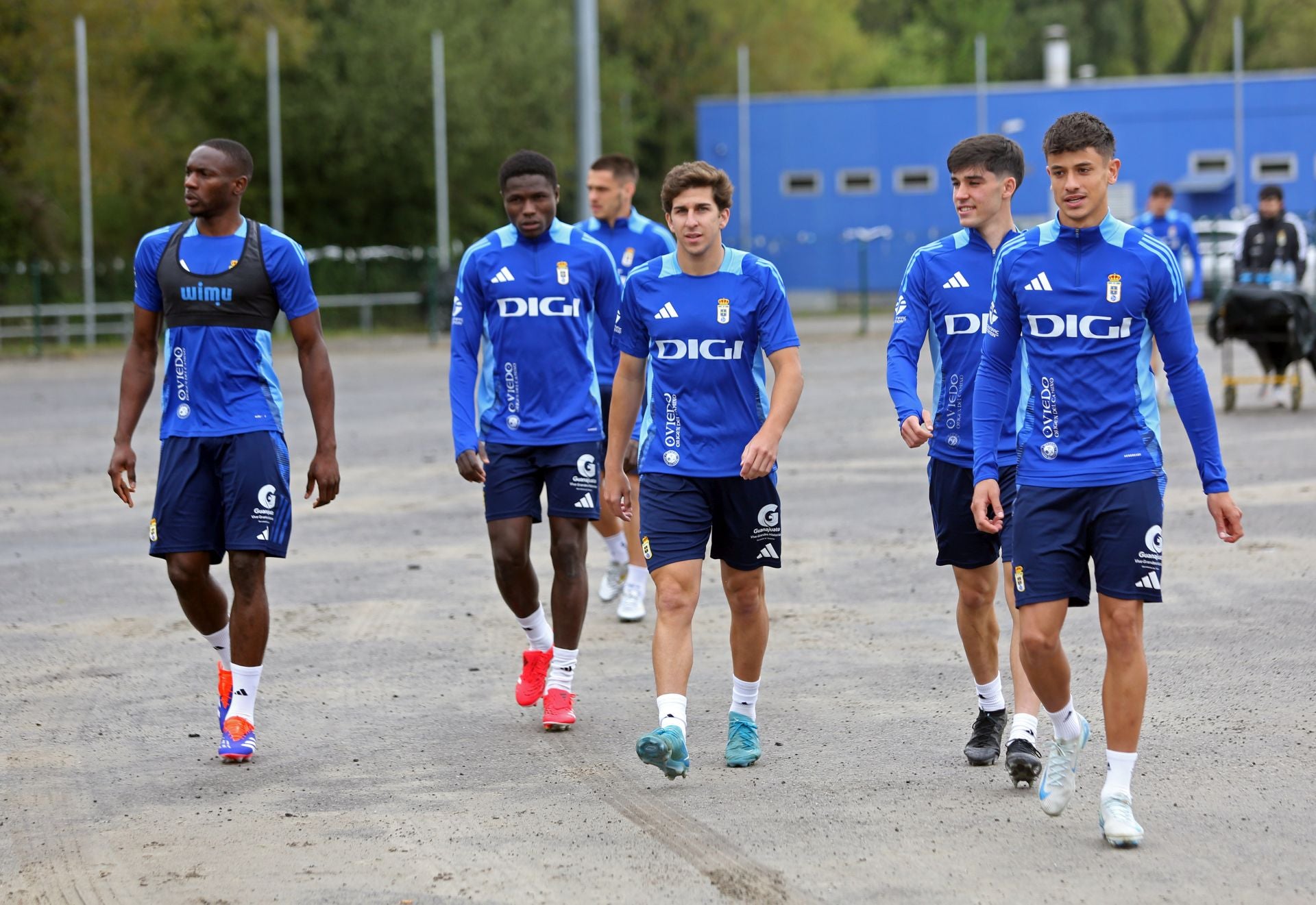 Firma de autógrafos y entrenamiento de los jugadores del Real Oviedo