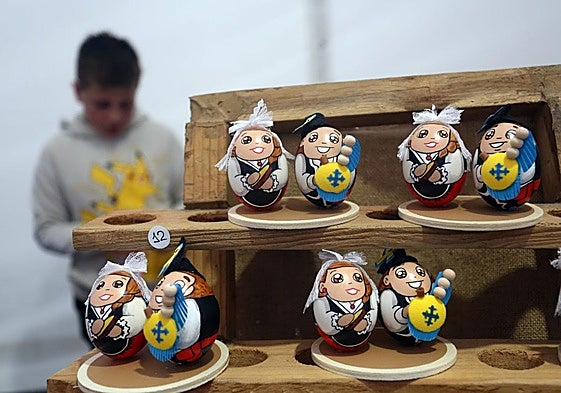 Las primeras artesanas se fueron congregando bajo las carpas para comenzar la venta de sus obras de arte ovaladas.