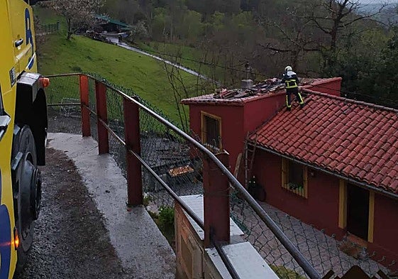 Un bombero revisa el estado del incendio.