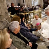 El arzobispo se postra ante doce fieles en la Catedral para el lavatorio de pies