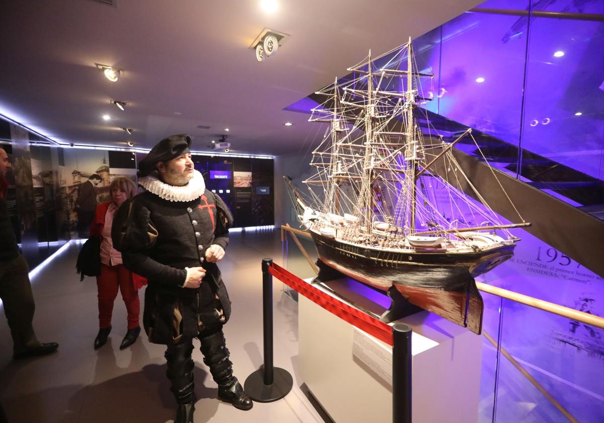 Una visita guiada en el Museo de Historia Urbana de Avilés.
