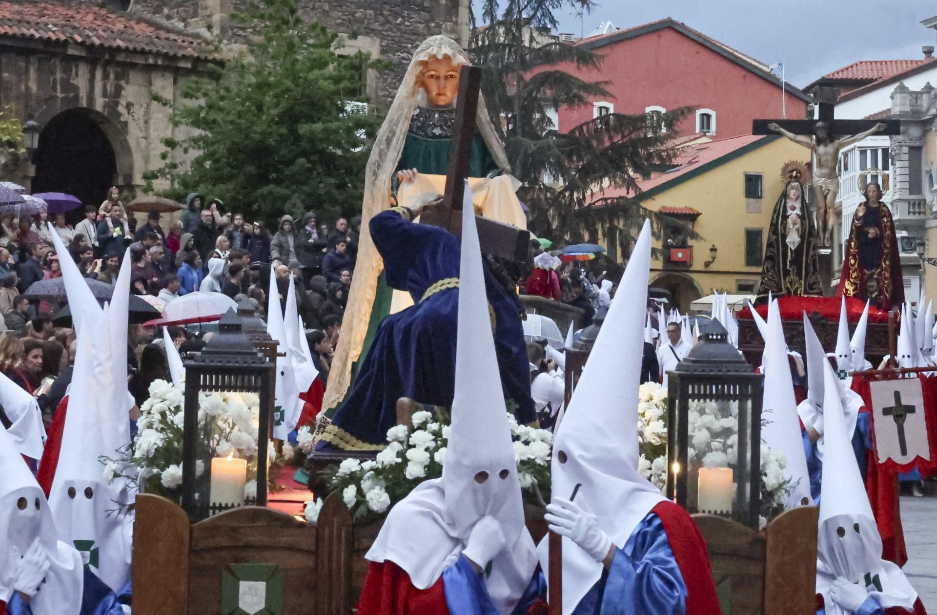 Avilés procesiona por Semana Santa