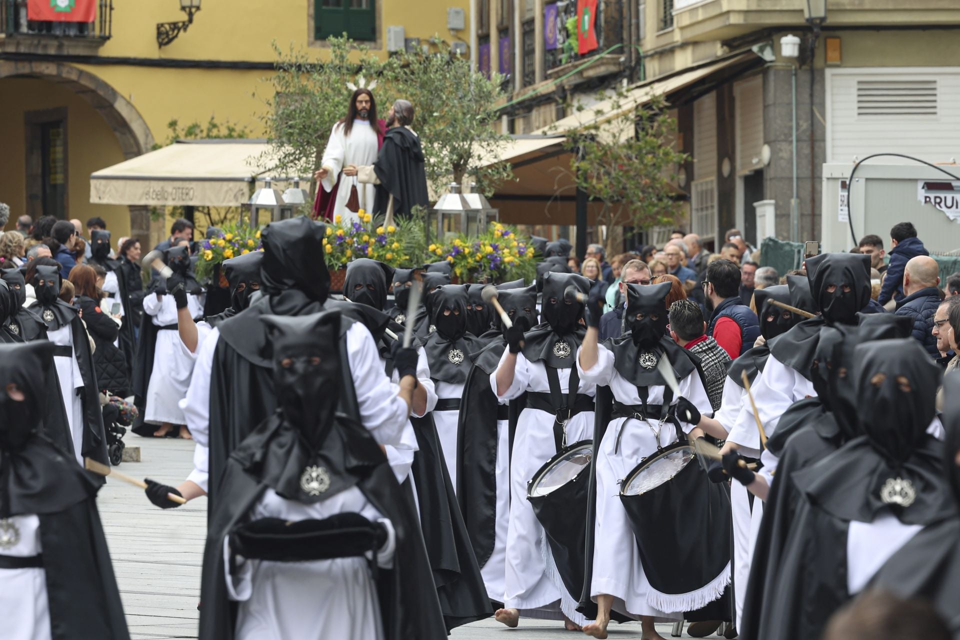 Avilés procesiona por Semana Santa