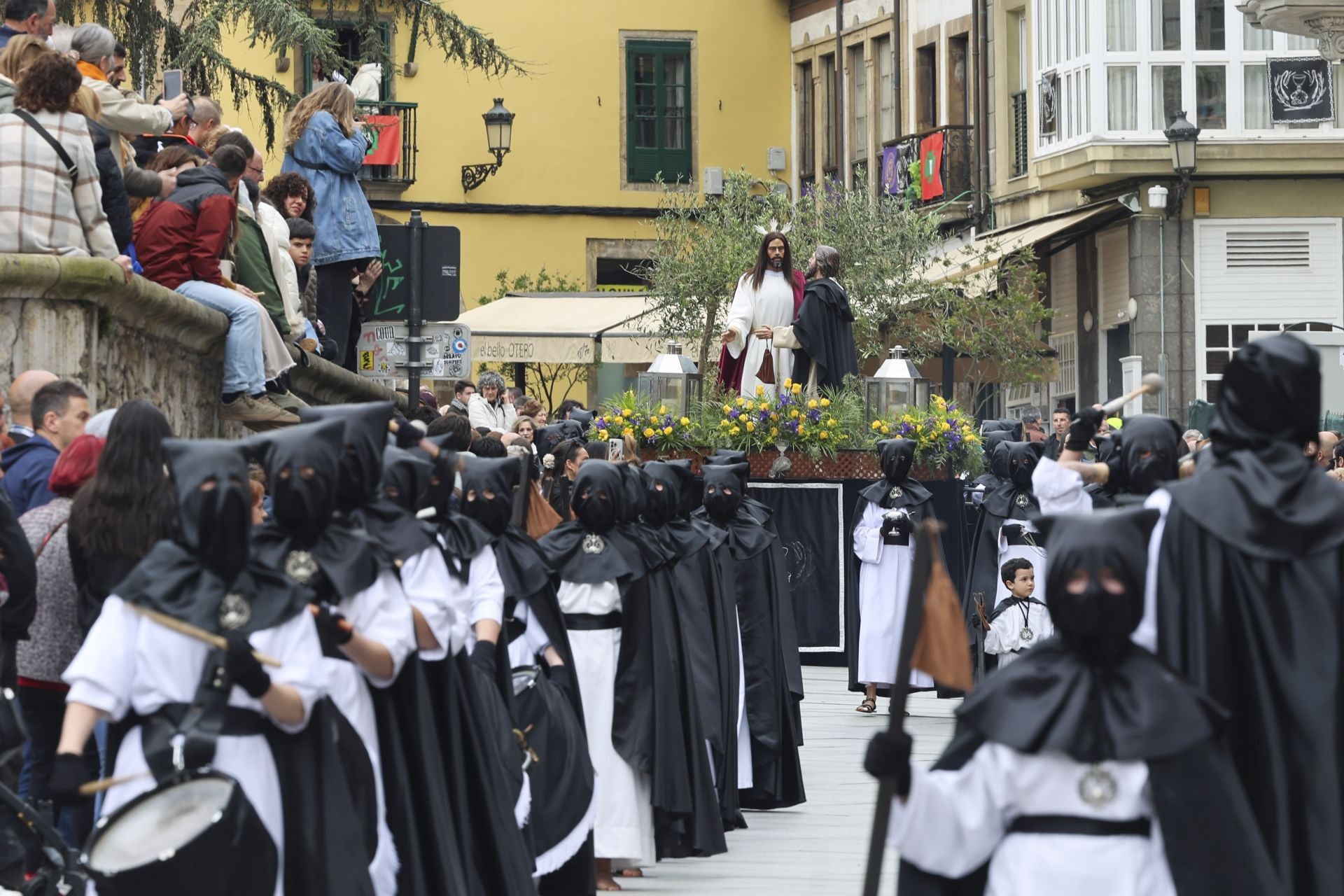 Avilés procesiona por Semana Santa