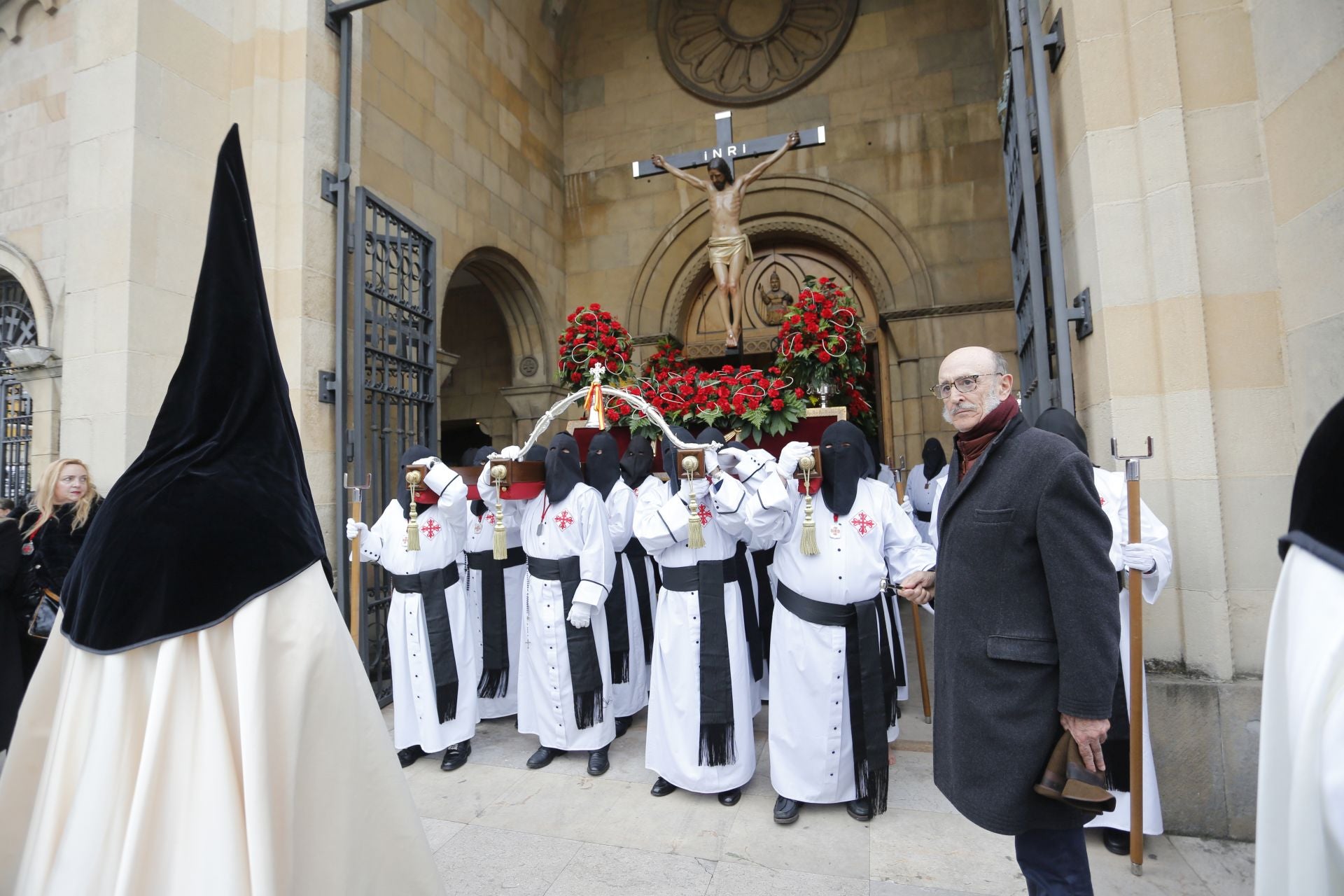 El Cristo de la Misericordia procesiona por Gijón